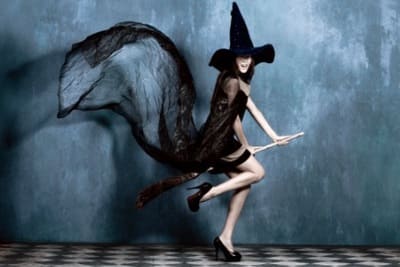 ほうきで押し付けオナニーをしている女性