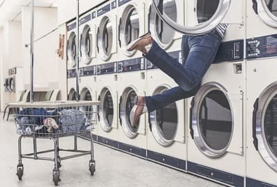 洗濯機で押し付けオナニーをしている女性