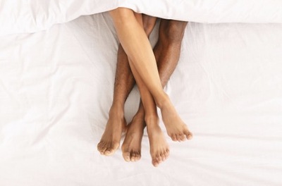 足ピンオナニーをする男性と女性