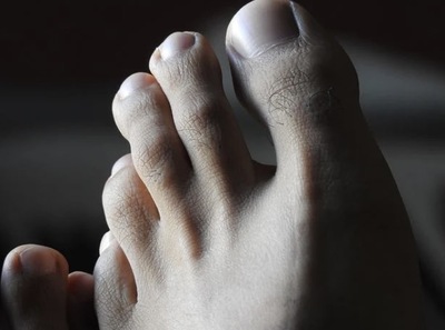 男性の足ピンオナニー