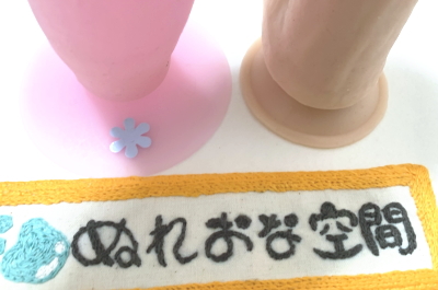 LCラブコスメピンクアングルと一般的なディルドの吸盤の大きさ比較画像