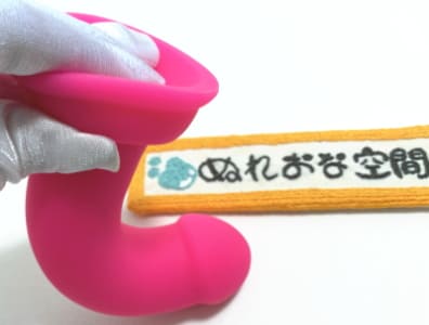 女性におすすめディルドランキング1位　ピンクディルドのしなやかさ画像