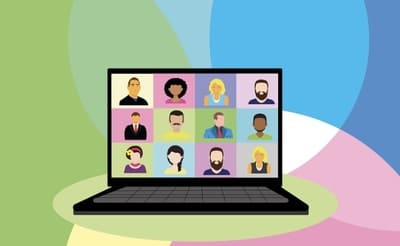 チャットガールでおもらしを公開している様子