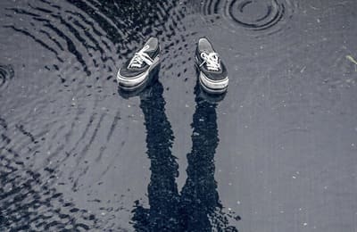 野外でおもらしオナニーをしている男性