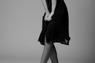 おもらしオナニーをしている女性