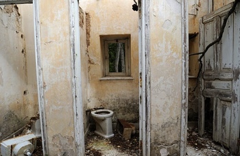 便器の汚れを舐めながら女装男子がオナニーしているトイレの画像