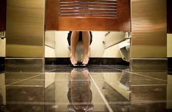 トイレオナニーをしている女性