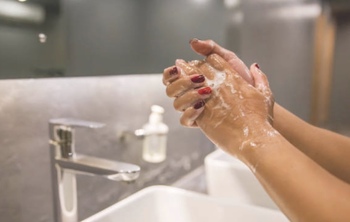 トイレオナニーする前に手を洗っている女性