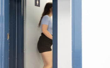 客に欲情してオナニーするためにイオンのトイレへ入る女性