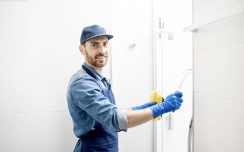 駅のトイレの清掃員のおじさん