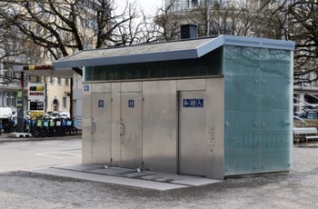 アンモニアのニオイが漂う古い公園のトイレ