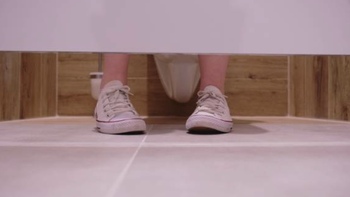 女性がオナニーしているパチンコ屋のトイレ